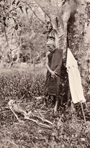 Symbolsk fotografi av en munk som vurderer et skjelett, Siam, ca. 1890